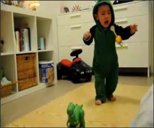 Baby Dino fears Dinos Video